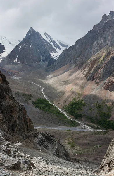 Picos Montaña Garganta Profunda Clima Sombrío —  Fotos de Stock