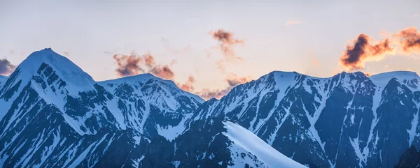 Manhã Nas Montanhas Picos Cobertos Neve Vista Panorâmica — Fotografia de Stock