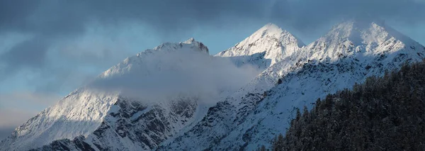 Vedere Panoramică Munte Vârfuri Acoperite Zăpadă Nori — Fotografie, imagine de stoc