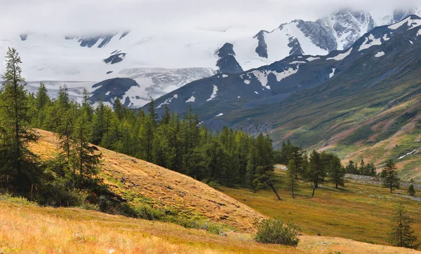 Berglandschaft Mit Bergen Und Wolken — Stockfoto