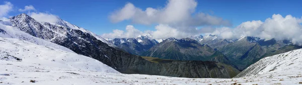 Landskap Berg Med Snö Himmel Med Moln — Stockfoto