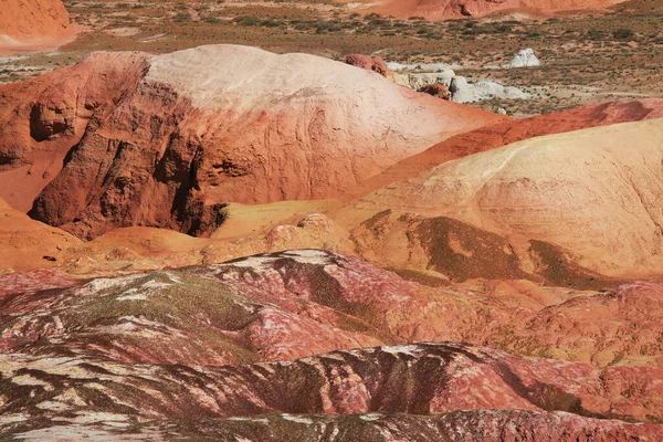 明るい太陽の下では赤とオレンジの岩 — ストック写真