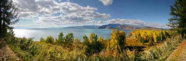 Trees Lake Mountains Cloudy Sky Panoramic View — Stock Photo, Image