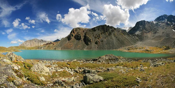 Blue Water Lake Sunlight Surrounded Rocks Panoramic View — Stock Photo, Image