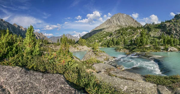 Berglandschaft Einem Sommertag Der Fluss Fließt Aus Dem See — Stockfoto