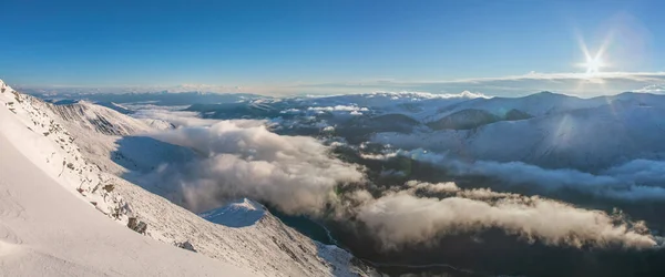 山頂からの眺めは雲に覆われた渓谷 — ストック写真