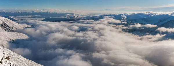 Vue Sommet Vallée Montagne Couverte Nuages — Photo