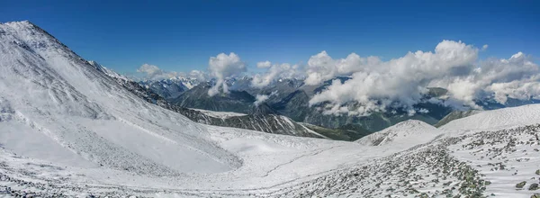 Ett Bergspass Snötäckta Sluttningar Och Toppar — Stockfoto