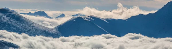 Las Montañas Sobre Las Nubes Picos Pendientes Cubiertas Nieve —  Fotos de Stock