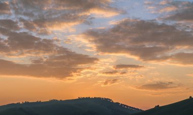 Güzel günbatımı gökyüzü, ufukta tepeler
