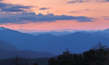 Dağların üzerinden gün batımının güzel manzarası 
