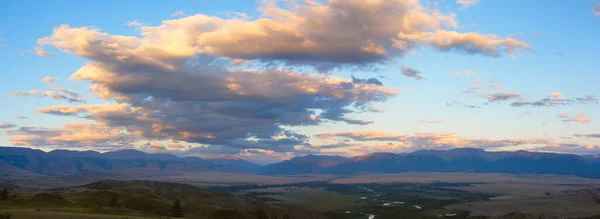 Bellissimo Panorama Con Nuvole Nel Cielo Tramonto Sulle Montagne — Foto Stock