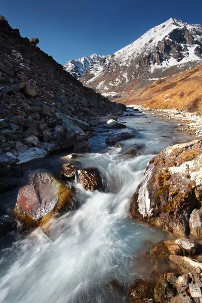 Flowing River Mountainous Landscape Clear Blue Sky — Stock Photo, Image