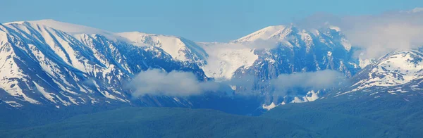 Заснеженные Горы Низкими Облаками Панорама — стоковое фото