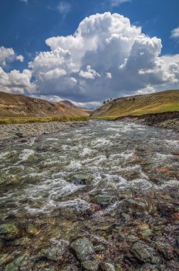 Arkaplanda dağ nehri bulutlu gökyüzü, yaz yolculuğu