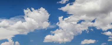 Beyaz bulutlu mavi gökyüzü, panoramik gökyüzü