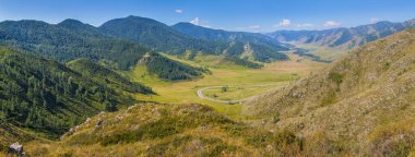 Yaz günü Altai Dağları 'ndaki geçitten vadiye bak.