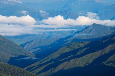 Bir yaz sabahı dağ geçidinde bulutlar