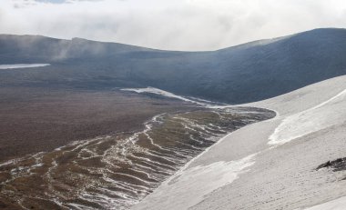 Dağda eriyen buzullar, kasvetli hava