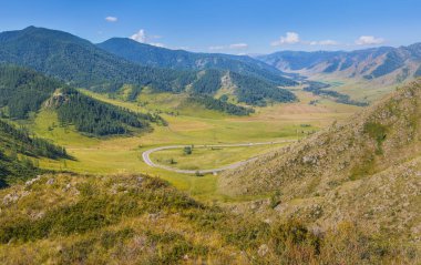 Yaz günü Altai Dağları 'ndaki geçitten vadiye bak.