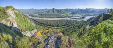 Katun Nehri Vadisi 'nin panoramik manzarası, Altai. Yazın başında güneşli bir gün. Seyahat ve tatil dağlarda.