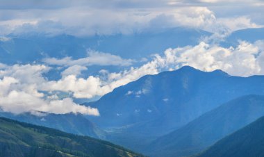Bir yaz sabahı bulutlar ve sisli dağlarda