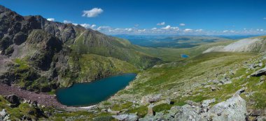 Dağ manzarası, dağ vadisinde bir göl, geniş bir manzara, Altai