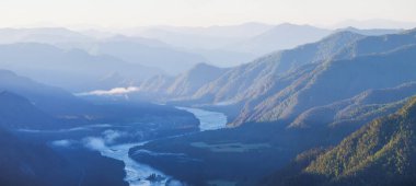 Bir yaz sabahı Altai dağlarındaki Katun Nehri Vadisi 'nin tepesinden manzara