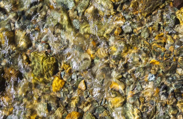 Temiz bir nehrin dibindeki güzel taşlar, doğal arka plan.