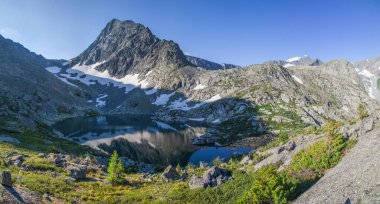 Sabah ışığında dağ gölü, yaz yolculuğu.