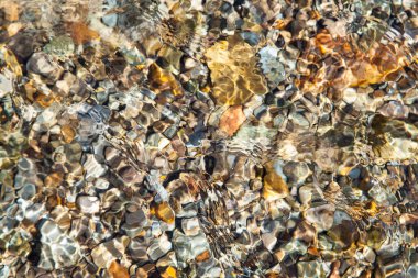 Temiz bir nehrin dibindeki güzel taşlar, doğal arka plan.