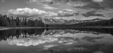 Altai dağlarında güzel bir yansıması olan göl, siyah ve beyaz manzara.