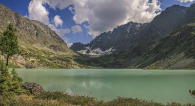 Yaz akşamında dağ gölü, bulutlu gökyüzü