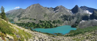 Altai dağlarında bir gölü olan vahşi bir vadide yaz tatili.