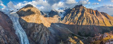 Sabah vakti Altai Dağlarının Panoraması, Kayalık tepeler ve buzullar