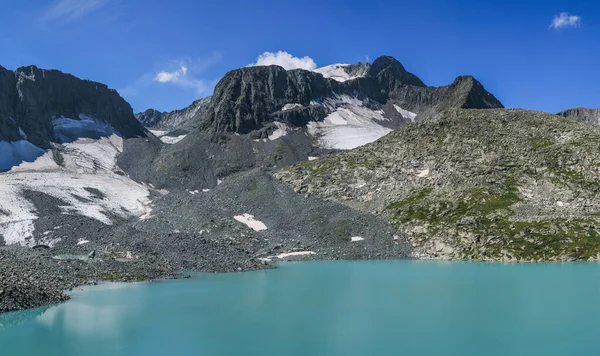 Вид Гірське Озеро Сонячний Літній День Скелясті Бездомні Береги — стокове фото