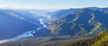 Sabah Altai dağlarında, Katun nehrinin üzerinde, panoramik manzara