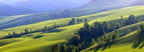 Vårutsikt Gröna Ängar Och Åkrar Bergssluttningarna Landsbygdslandskap — Stockfoto