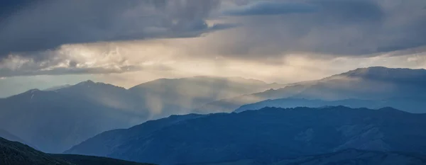 Dağlarda Yağmurlu Hava Akşam Işığı Panoramik Görünüm — Stok fotoğraf