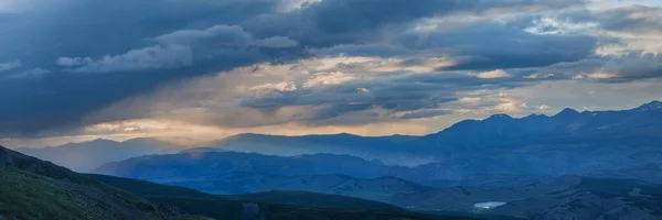 Tempo Piovoso Montagna Luce Serale Vista Panoramica — Foto Stock