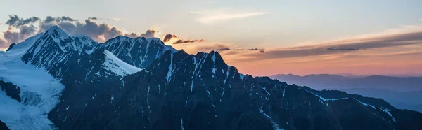 Manhã Nas Montanhas Picos Cobertos Neve Vista Panorâmica — Fotografia de Stock