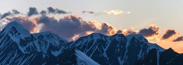 Dağlarda Sabah Karlı Zirvede Panoramik Görünüm — Stok fotoğraf