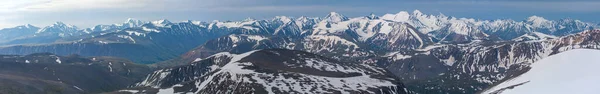 Panoramautsikt Över Bergen Snötäckta Toppar Och Glaciärer — Stockfoto