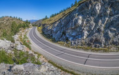 Güneşli bir günde Altai dağlarında, yaz yolculuğunda