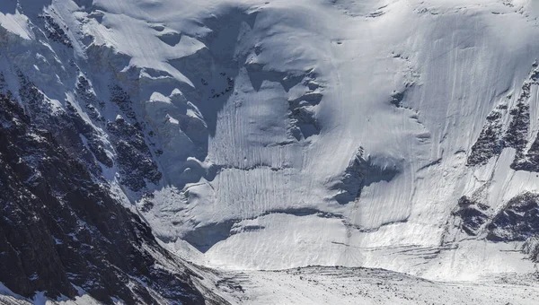 Ghiacciai Neve Una Ripida Collina Viaggiare Montagna Arrampicarsi Sfondo Naturale — Foto Stock