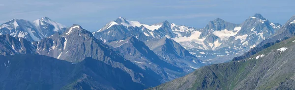 Resimli Dağların Panoramik Manzarası Kayalık Zirveler Buzullar — Stok fotoğraf