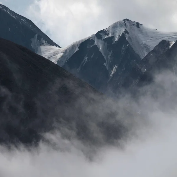 Piste Rocciose Tra Nuvole Viaggiare Montagna Arrampicarsi — Foto Stock