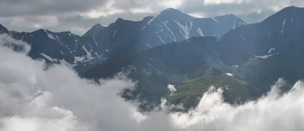 Montagnes Dans Les Nuages Vue Panoramique — Photo