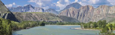 Dağ vadisinin panoramik manzarası ve Katun nehri, Altai. Rusya 'da turizm. Manzaralı yaz manzarası.