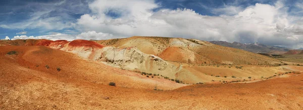 Veelkleurige Hellingen Bergdal Tegen Achtergrond Van Een Schilderachtige Hemel Panorama — Stockfoto